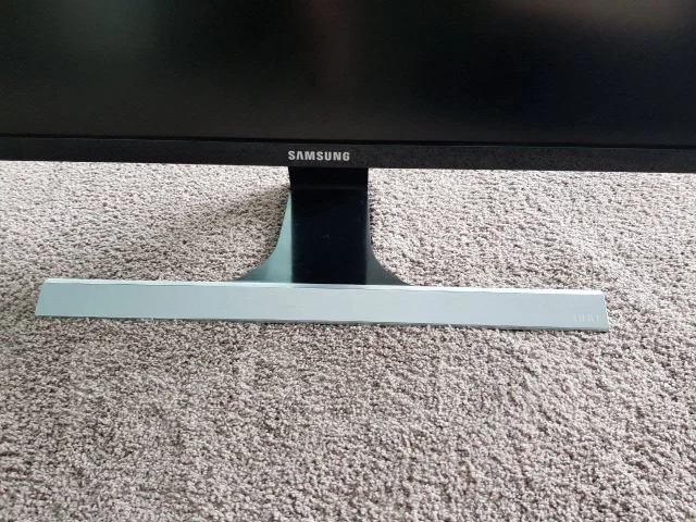 Samsung. 28", ���������� �� (LCD, LED, QLED) ����