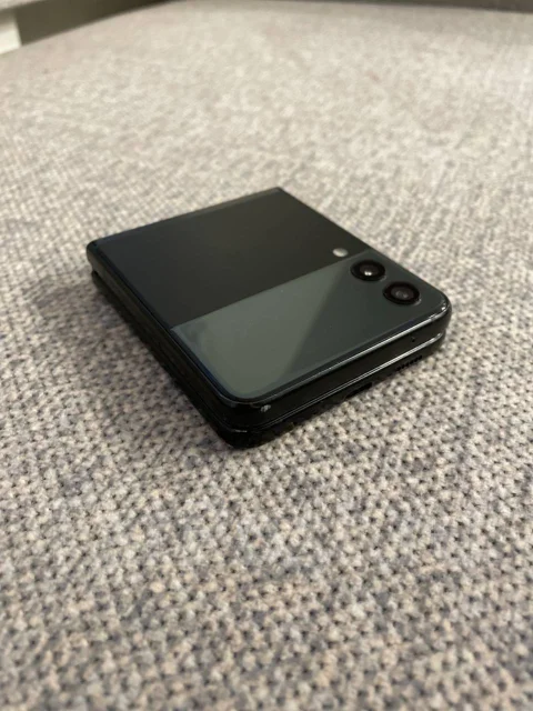 Samsung Galaxy Z Flip. �/�, ������ ����