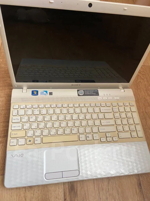 Sony VAIO VPC-EH3F1R. 15.5", 2,2����, ��� 4 ��, ���� 320���, WiFi: 1, Bluetooth: 1, ����������� �� 5��. ����
