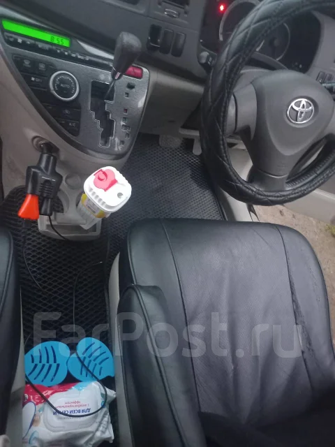 Toyota Isis. �������, ��������, 1.8 (132��.�.), ������, 200 000����. �� ����