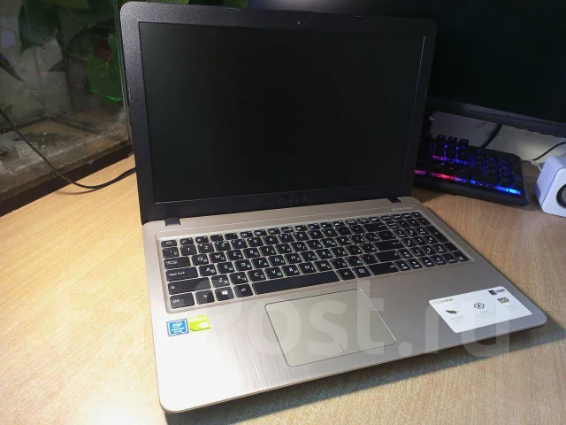 Asus VivoBook D540MB. 15.6", 2,7����, ��� 4 ��, ���� 500���, WiFi: 1, Bluetooth: 1, ����������� �� 9��. ����