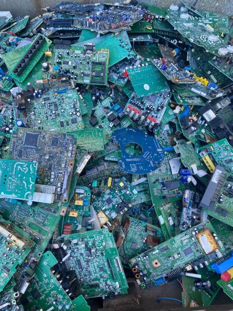 Покупаем любые печатные платы, тех. серебро, радиодетали СССР в Уссурийске