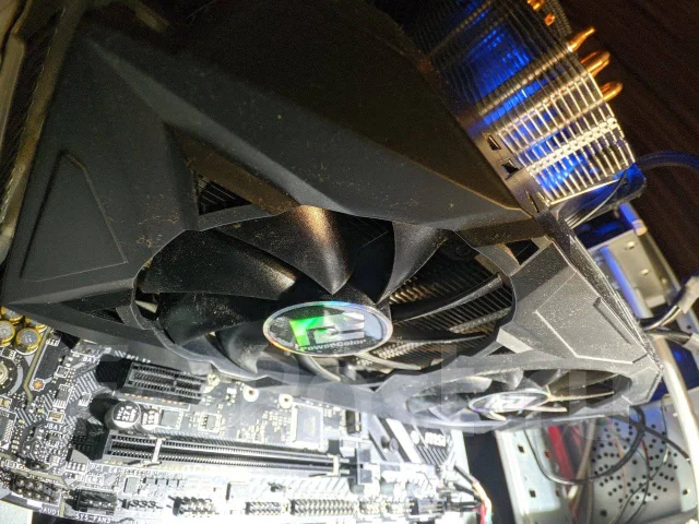 Radeon RX 590 ����