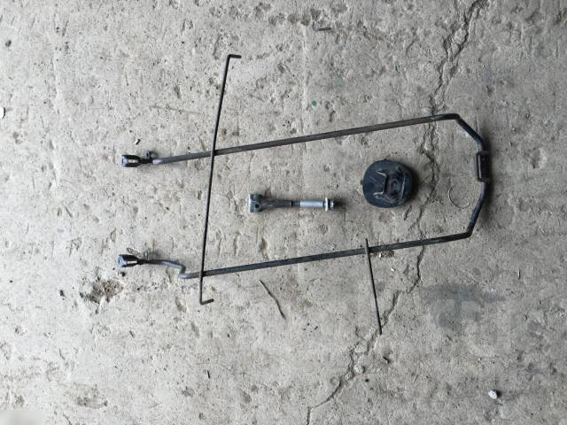 Крепление запаски. Тойота ленд крузер 80 запаска. Кронштейн запасного колеса опель зафира б. Крепление запаски. Крепление для запасного колеса на ленд крузер 100.