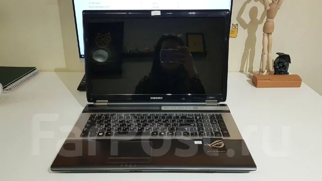 Samsung RF711. 17.3", 2����, ��� 8 ��, ���� 10 000���, WiFi: 1, Bluetooth: 1, ����������� �� 1��. ����