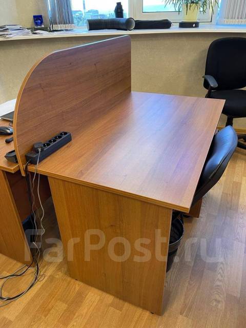 Рабочий стол + тумба + перегородка офисные, б/у, в наличии. Цена: 6 500 ...