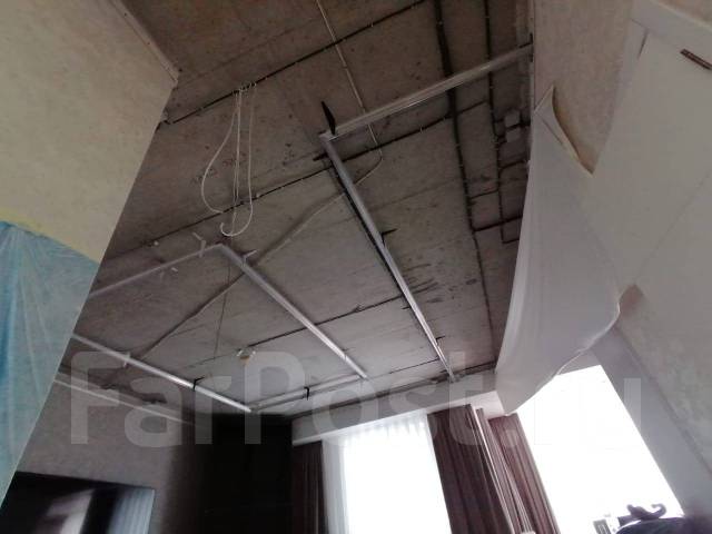 Демонтаж натяжных потолков. Слив воды во Владивостоке