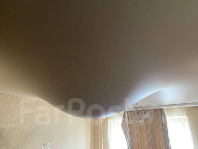 Демонтаж натяжных потолков. Слив воды во Владивостоке