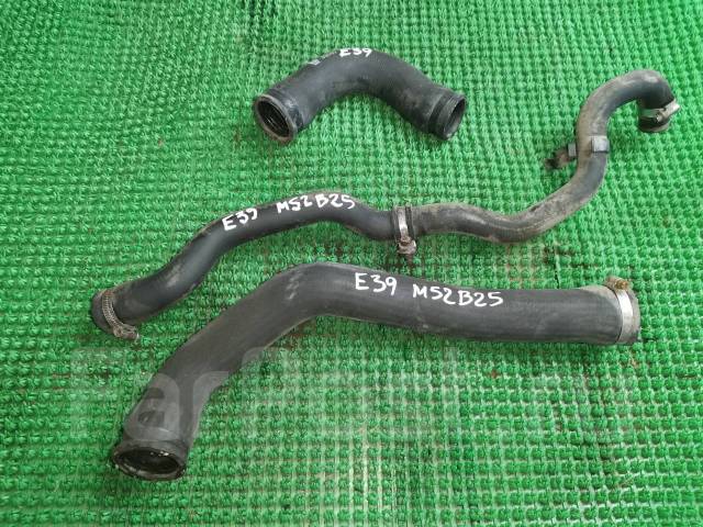 5. Шланги для двс радиатор. Бмв е60 тройник радиатора верхний. Патрубок радиатора бмв е39. Патрубки бмв е39.