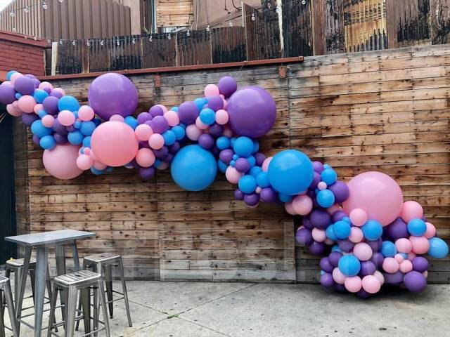 Оформление воздушными шарами входа в кафе.