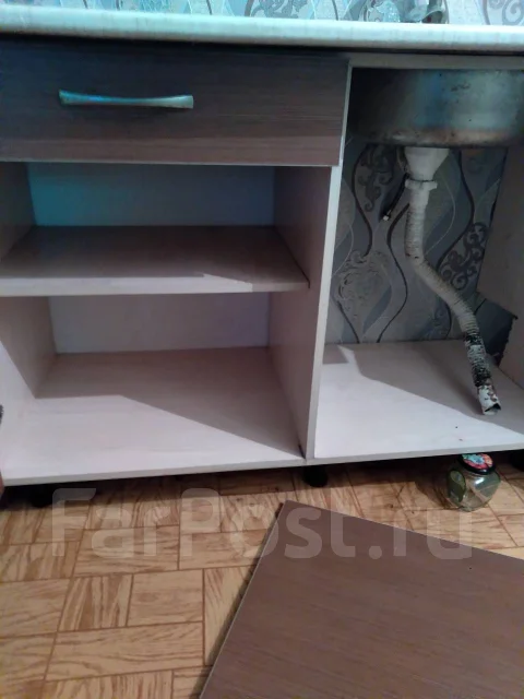 Продам кухонный рабочий стол с мойкой - Мебель в Уссурийске