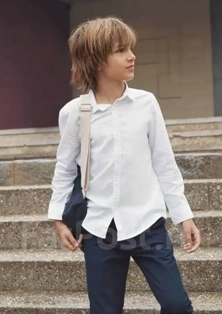 Мальчик джинсы и белая рубашка