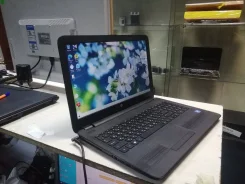HP 15-ay028ur. 15.6", 1,6����, ��� 4 ��, ���� 500���, WiFi, Bluetooth ����
