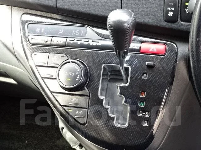 Toyota Isis. ��������, 4wd, 1.8 (130��.�.), ������, 74 000����. ��, �/�. ��� ����� �� ������������ ����