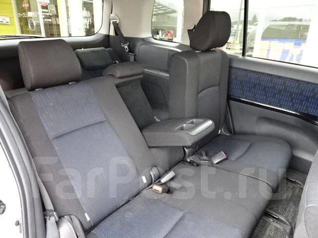 Toyota Isis. ��������, 4wd, 1.8 (130��.�.), ������, 74 000����. ��, �/�. ��� ����� �� ������������ ����