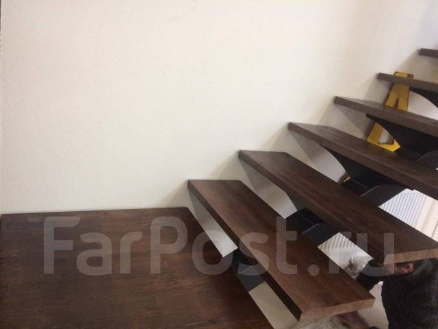 Обшивка каркаса металлической лестницы деревом. изготовление установка ...