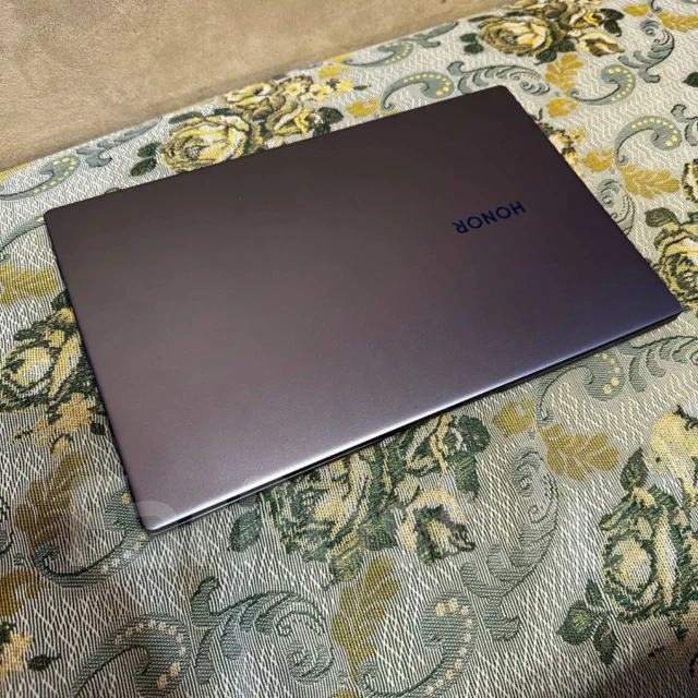 Honor MagicBook 15. 15.6", 3,7����, ��� 8 ��, ���� 256���, WiFi: 1, Bluetooth: 1, ����������� �� 8��. ����