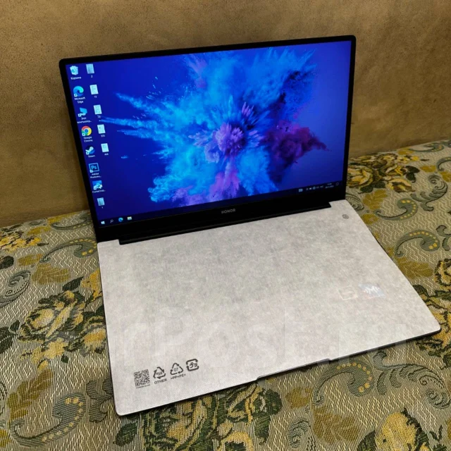 Honor MagicBook 15. 15.6", 3,7����, ��� 8 ��, ���� 256���, WiFi: 1, Bluetooth: 1, ����������� �� 8��. ����