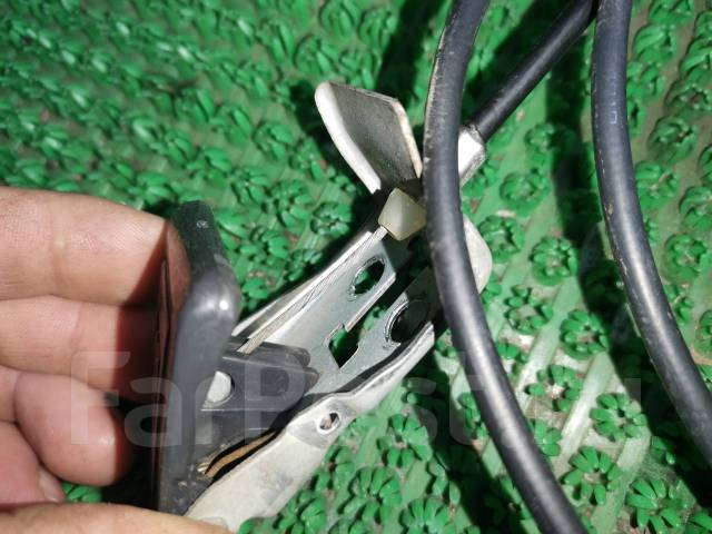 Volvo 940 тросик замка капота. Как установить трос капота. Замена троса капота ваз 2109. Зажим для тросика капота ваз 2107. Втулка салонная для троса капота 2190.