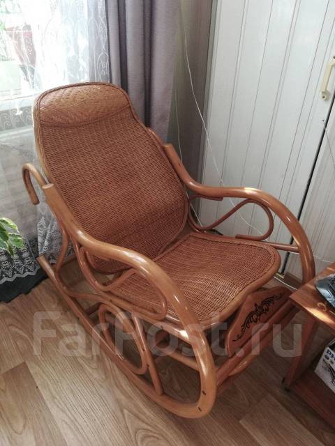 Кресло качалка из ротанга, б/у, в наличии. Цена: 13 000₽ во Владивостоке
