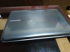 Samsung R525. 15.6", 2,4����, ��� 3072 ��, ���� 500���, WiFi, Bluetooth, ����������� �� 1��. ����