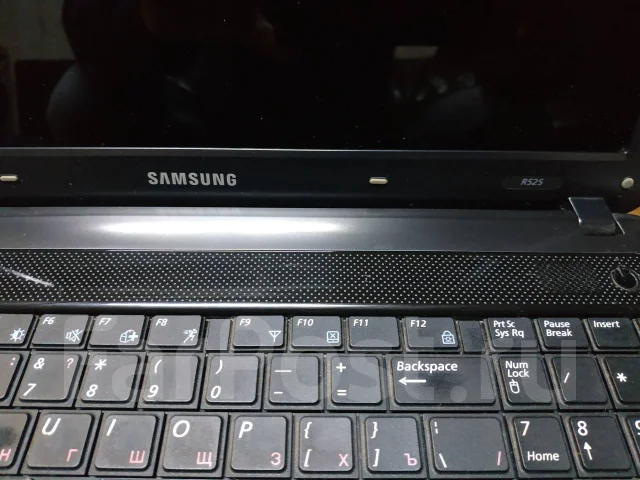Samsung R525. 15.6", 2,4����, ��� 3072 ��, ���� 500���, WiFi: 1, Bluetooth: 1, ����������� �� 1��. ����