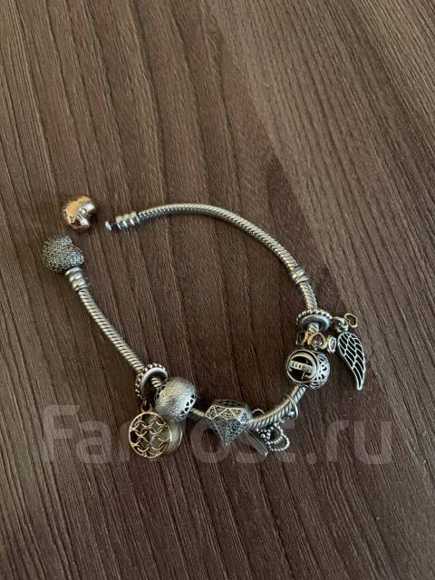 Продам браслет Pandora с шармами, женщине, б/у, в наличии. Цена: 4 000₽ во Владивостоке