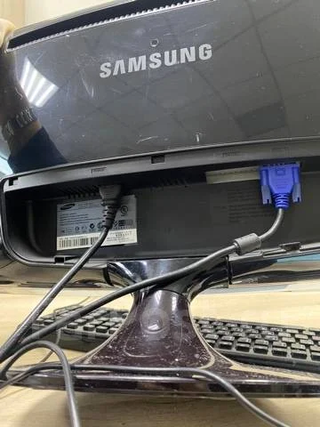 Samsung. 20", ���������� �� (LCD, LED, QLED) ����