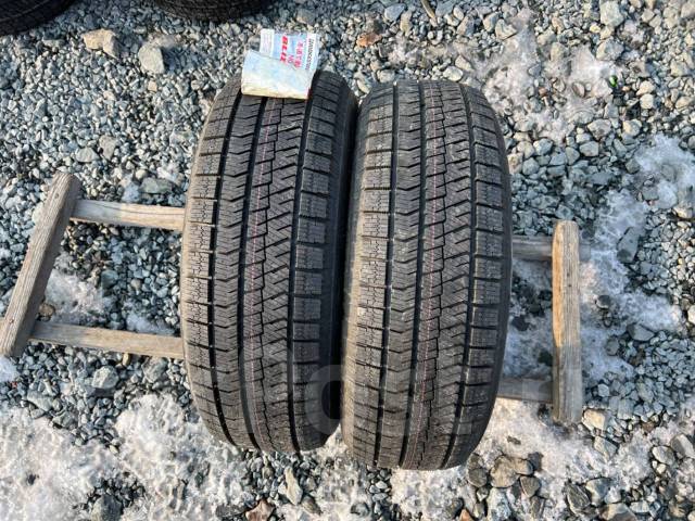 Bridgestone Blizzak VRX2, 215/60R17, 17