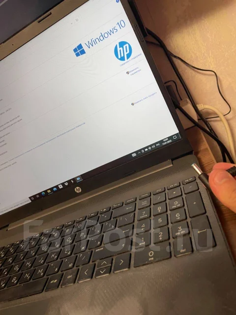 HP 15-dw1059ur. 15.6", 2,4����, ��� 8 ��, ���� 256���, WiFi: 1, Bluetooth: 1, ����������� �� 5��. ����