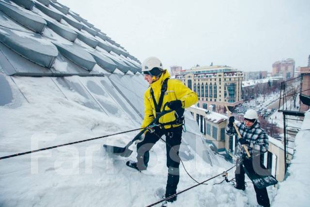 Уборка снега и наледи с крыш. Сброс сосулек. Промальп во Владивостоке