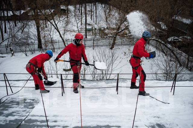 Уборка снега и наледи с крыш. Сброс сосулек. Промальп во Владивостоке