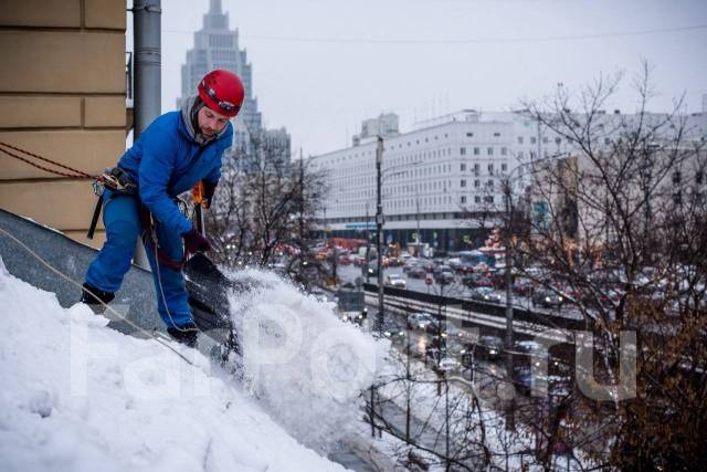 Уборка снега и наледи с крыш. Сброс сосулек. Промальп во Владивостоке