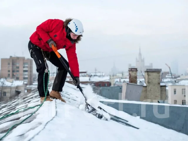 Уборка снега и наледи с крыш. Сброс сосулек. Промальп во Владивостоке