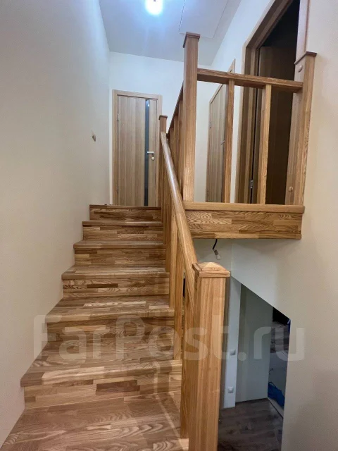 Обшивка бетонных лестниц деревом Ясень, изготовление доставка монтаж ...