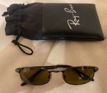  Ray-Ban. 