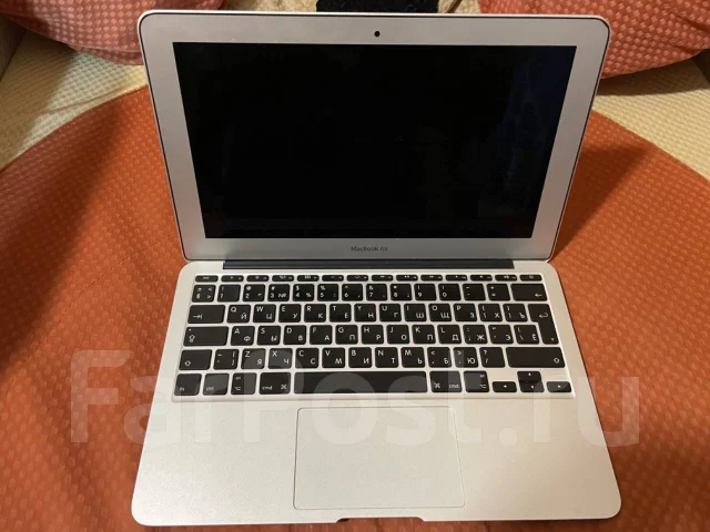 Apple MacBook Air 11. 11", 1,6����, ��� 2048 ��, ���� 60���, WiFi: 1, Bluetooth: 1, ����������� �� 4��. ����