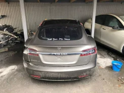 Tesla Model S ����