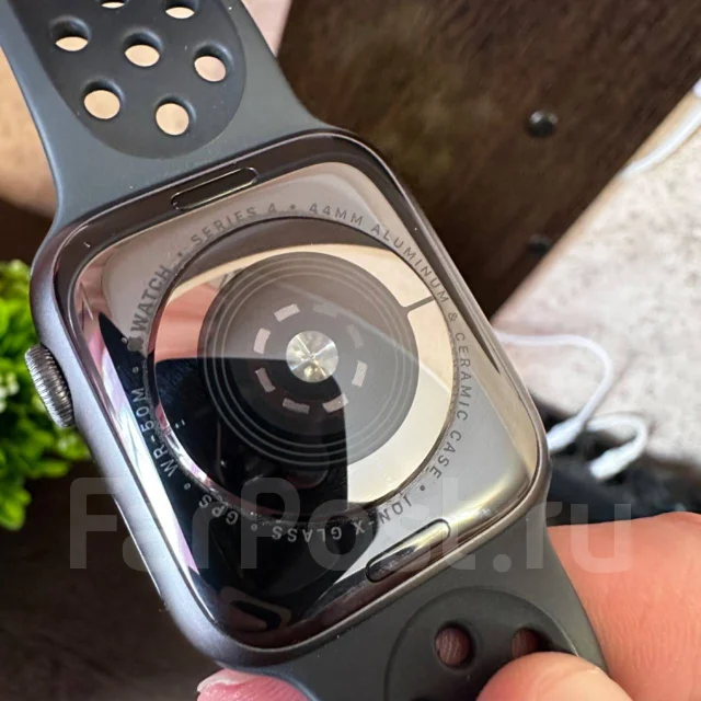 Apple Watch Series 4. IP68 ����