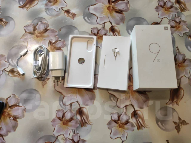 Xiaomi Mi9 SE. �/�, 64 ��, �����, 4G LTE, NFC ����
