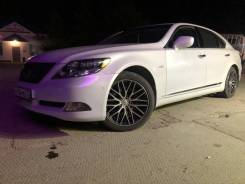 Lexus LS600h.   