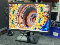 Samsung. 19", ���������� �� (LCD, LED, QLED) ����