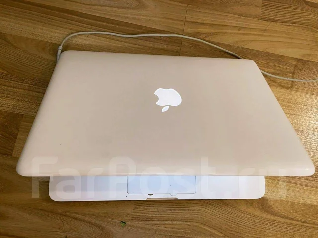Apple MacBook. ���� 250���, WiFi: 1, Bluetooth: 1 ����