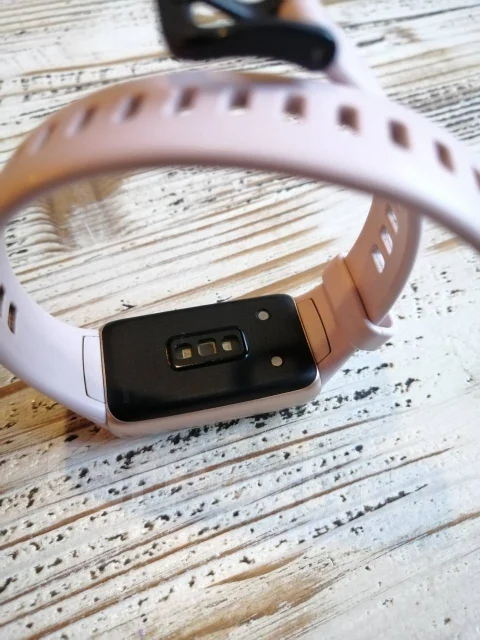 Huawei Band 6. IP68 ����