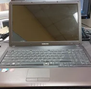 Samsung R540. 15.6", 2,1����, ��� 3072 ��, ���� 320���, WiFi: 1, Bluetooth: 1, ����������� �� 1��. ����