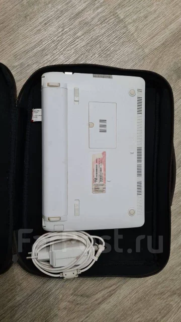 Asus Eee PC. 11.1", 1,7����, ��� 2048 ��, ���� 120���, WiFi: 1, Bluetooth: 1, ����������� �� 5��. ����