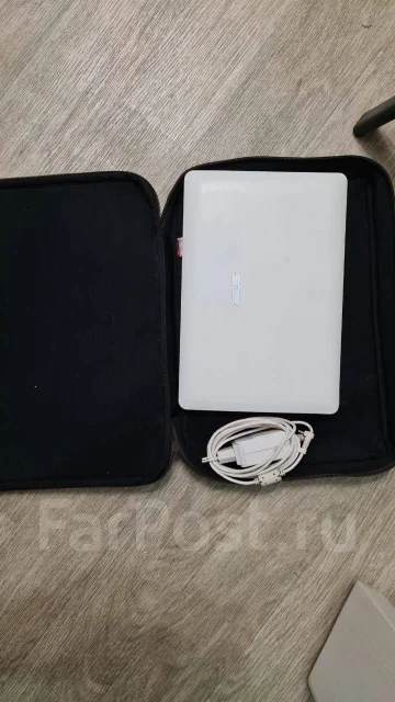 Asus Eee PC. 11.1", 1,7����, ��� 2048 ��, ���� 120���, WiFi: 1, Bluetooth: 1, ����������� �� 5��. ����
