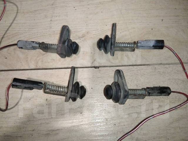 Концевики дверей мазда 3. Концевики дверей мазда 3. Концевики двери мазда демио. Концевой выключатель mazda bongo. Датчик открытие двери мазда 3 бк.