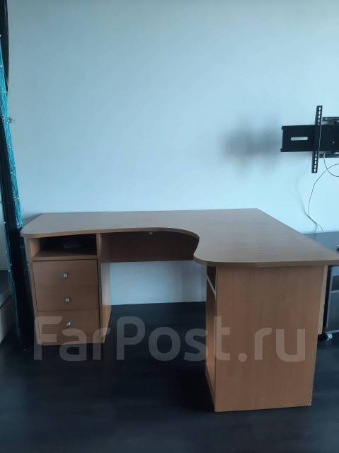 Стол письменный, б/у, в наличии. Цена: 3 500₽ во Владивостоке