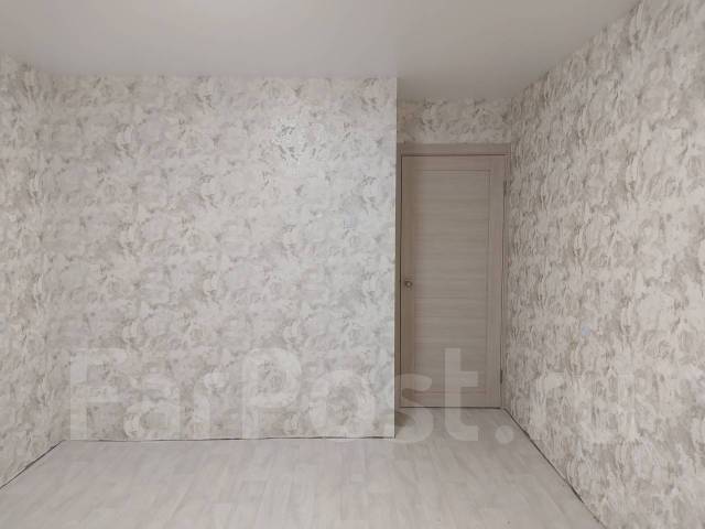 Поклейка обоев, демонтаж старых обоев, установка плинтусов, покраска во ...